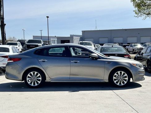 Used 2018 Kia Optima LX w/ 17" Alloy Wheels Package image 3