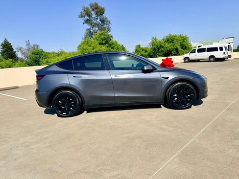 Used 2023 Tesla Model Y AWD image 4