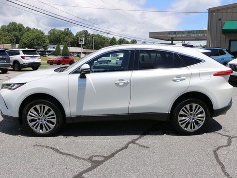 Used 2023 Toyota Venza XLE AWD/4WD image 2