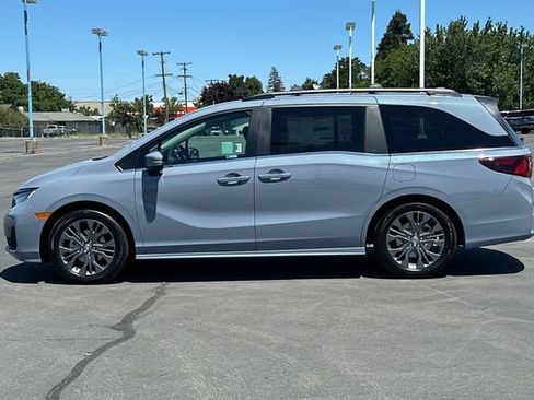 New 2026 Honda Odyssey Touring image 7