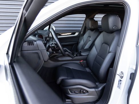 Certified 2025 Porsche Cayenne S image 5