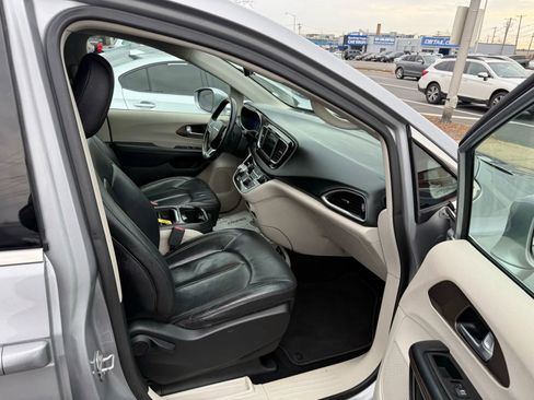 Used 2018 Chrysler Pacifica Touring-L image 7