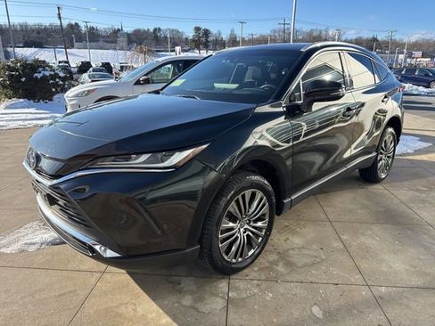 Used 2023 Toyota Venza Limited image 3