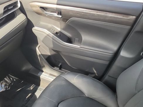 Used 2023 Toyota Highlander Limited FWD image 13