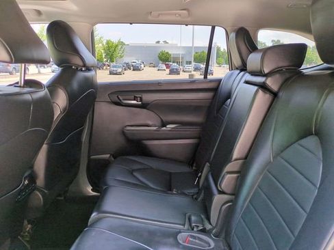 Used 2023 Toyota Highlander XLE FWD image 13
