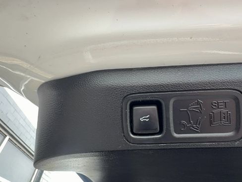 Used 2019 Ford Expedition XLT w/ Equipment Group 202A AWD/4WD image 11