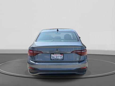 Used 2023 Volkswagen Jetta SE w/ Panoramic Sunroof Package FWD image 4