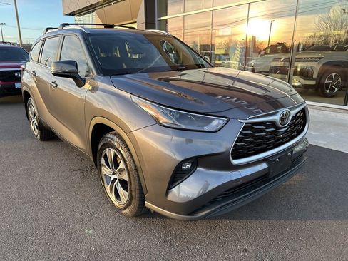Used 2023 Toyota Highlander XLE image 3
