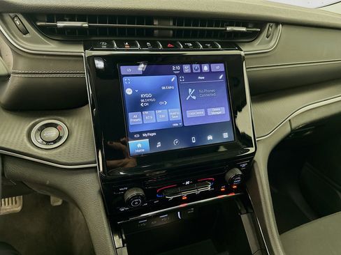 Used 2023 Jeep Grand Cherokee Laredo image 25