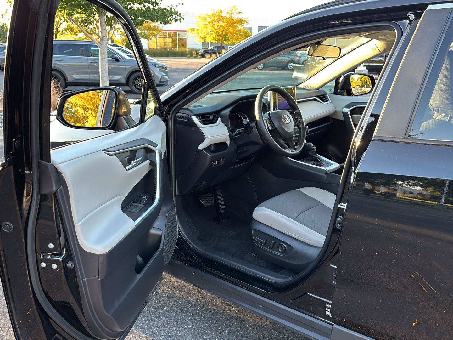 Used 2025 Toyota RAV4 XLE AWD/4WD image 2