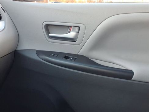 Certified 2020 Toyota Sienna LE image 27
