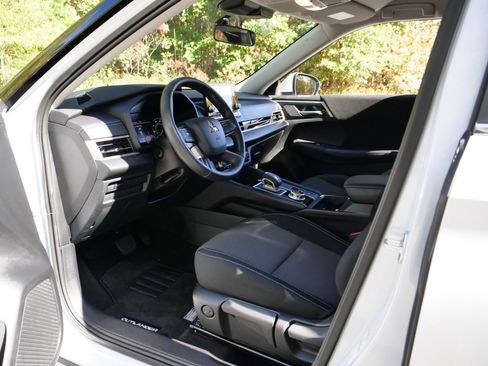 Used 2024 Mitsubishi Outlander ES image 21