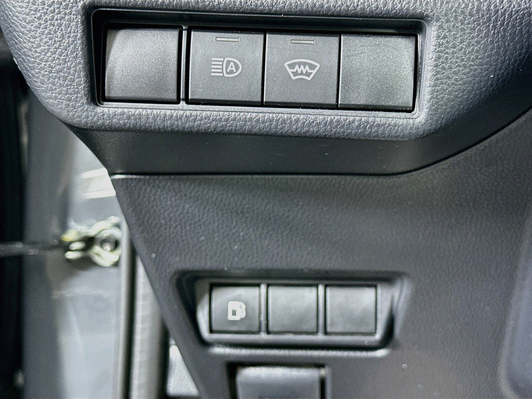 Used 2025 Toyota Prius LE FWD image 17