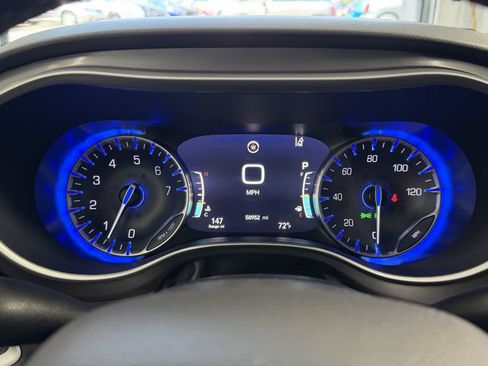 Used 2023 Chrysler Pacifica Touring-L FWD image 17