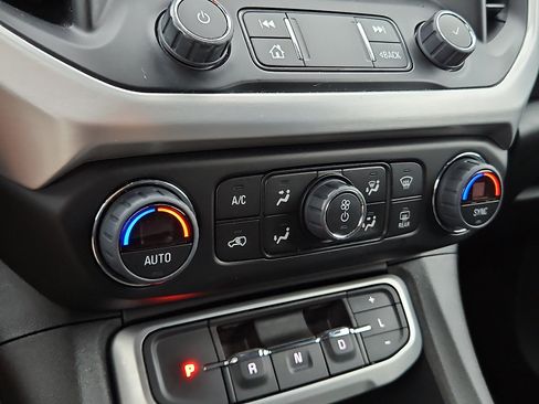 Used 2023 GMC Acadia SLE FWD image 15