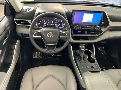 Used 2025 Toyota Highlander XLE FWD image 23
