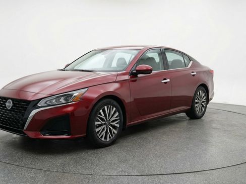 Used 2025 Nissan Altima 2.5 SV FWD image 3