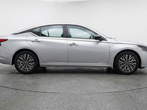Used 2025 Nissan Altima 2.5 SV FWD image 11