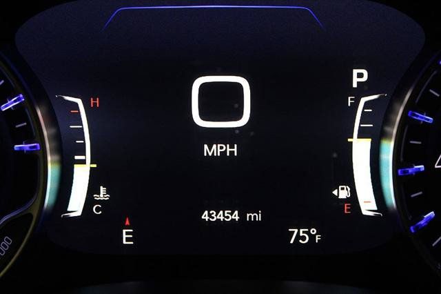 Certified 2025 Chrysler Pacifica Limited FWD image 11