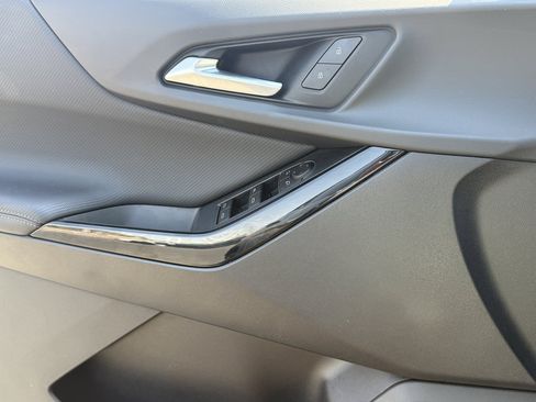 Used 2026 Chevrolet Equinox LT AWD/4WD image 19