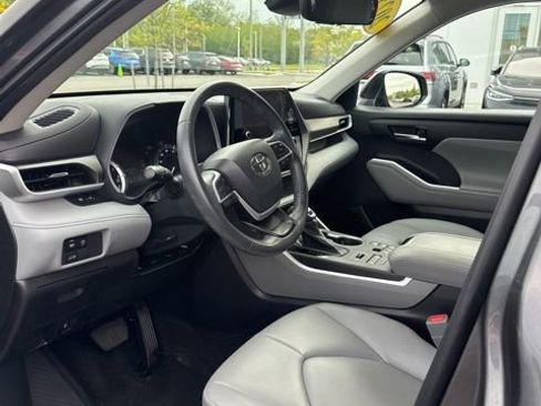 Used 2023 Toyota Highlander XLE AWD/4WD image 21