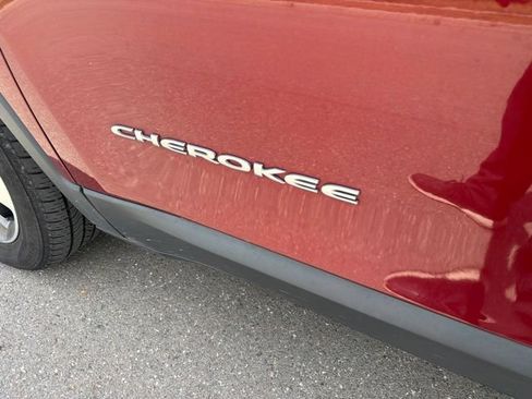 Used 2019 Jeep Cherokee Limited w/ Technology Group AWD/4WD image 8
