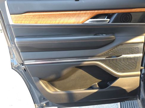 Used 2022 Jeep Grand Wagoneer Series III image 10