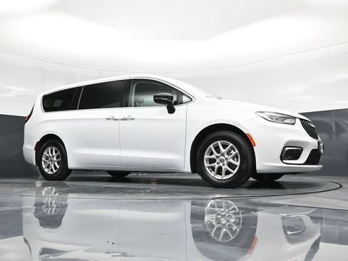 Certified 2024 Chrysler Pacifica Touring-L FWD image 60