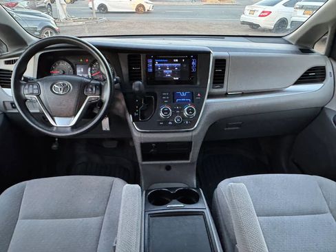 Used 2017 Toyota Sienna LE FWD image 27