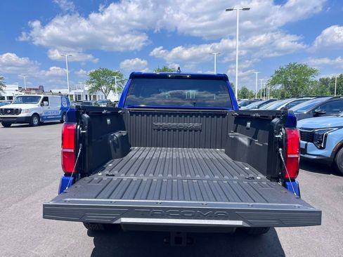 Used 2025 Toyota Tacoma TRD Off-Road AWD/4WD image 7
