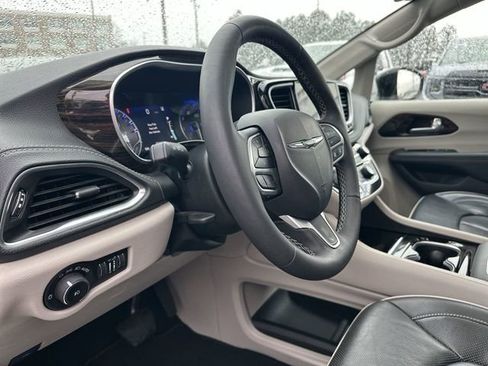Used 2024 Chrysler Pacifica Limited image 10