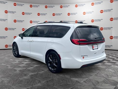 Used 2025 Chrysler Pacifica Limited FWD image 3