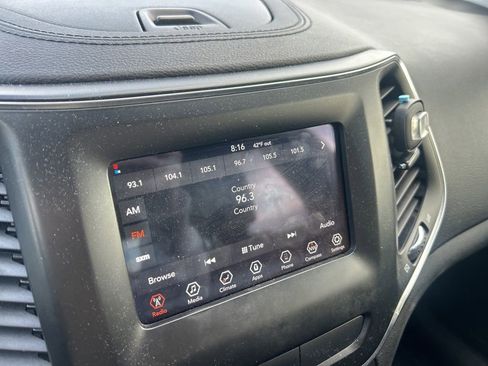 Used 2019 Jeep Cherokee Latitude Plus AWD/4WD image 11