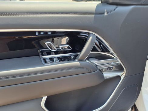 New 2025 Land Rover Range Rover Long Wheelbase SE image 10