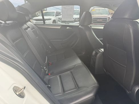 Used 2017 Volkswagen Jetta SE FWD image 14