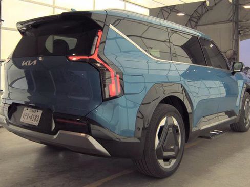 Used 2024 Kia EV9 Land AWD/4WD image 4
