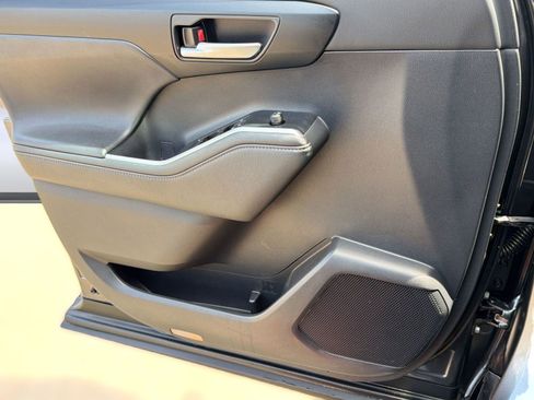 Used 2021 Toyota Highlander XLE AWD/4WD image 31