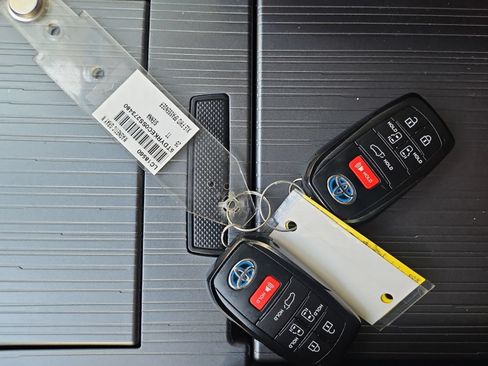 Used 2025 Toyota Sienna XLE FWD image 21