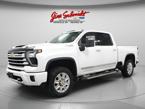 Used 2024 Chevrolet Silverado 2500 High Country w/ High Country Premium Package AWD/4WD image 2