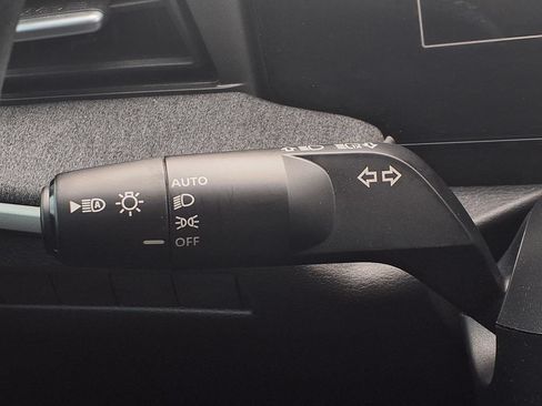 Used 2025 Nissan Kicks SV AWD/4WD image 12