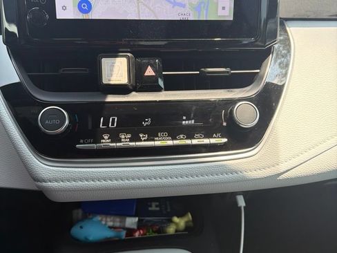 Used 2023 Toyota Corolla SE FWD image 3