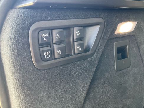 Used 2021 BMW X7 xDrive40i w/ M Sport Package AWD/4WD image 31