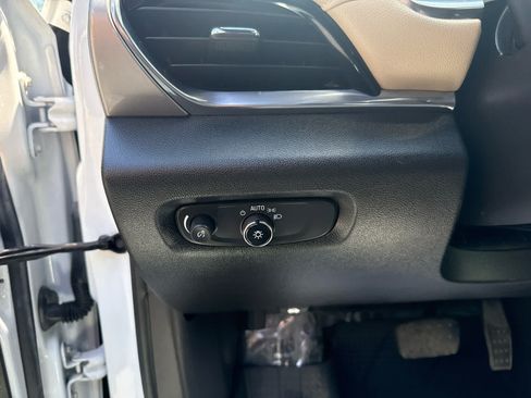 Used 2022 Chevrolet Traverse LS AWD/4WD image 19