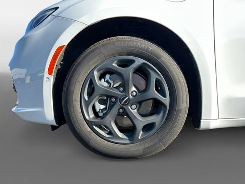 Used 2022 Chrysler Pacifica Touring-L w/ Uconnect Theater Family Group FWD image 16