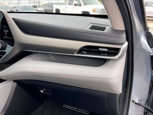 Used 2021 Toyota Highlander XLE image 23