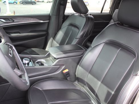 Used 2024 Jeep Grand Cherokee L Limited w/ Luxury Tech Group II AWD/4WD image 11