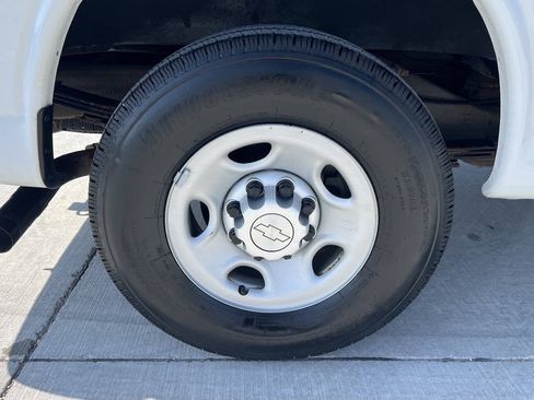 Used 2016 Chevrolet Express 2500 RWD image 17