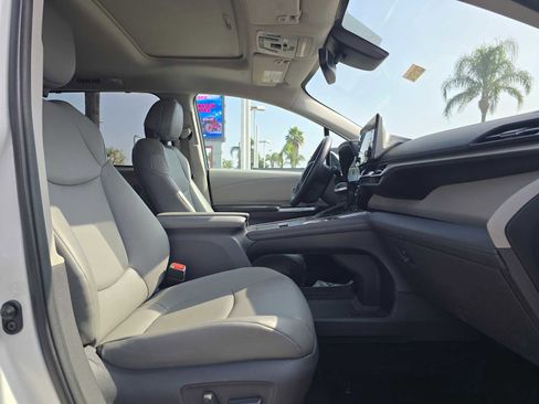 Used 2021 Toyota Sienna XLE AWD/4WD image 10