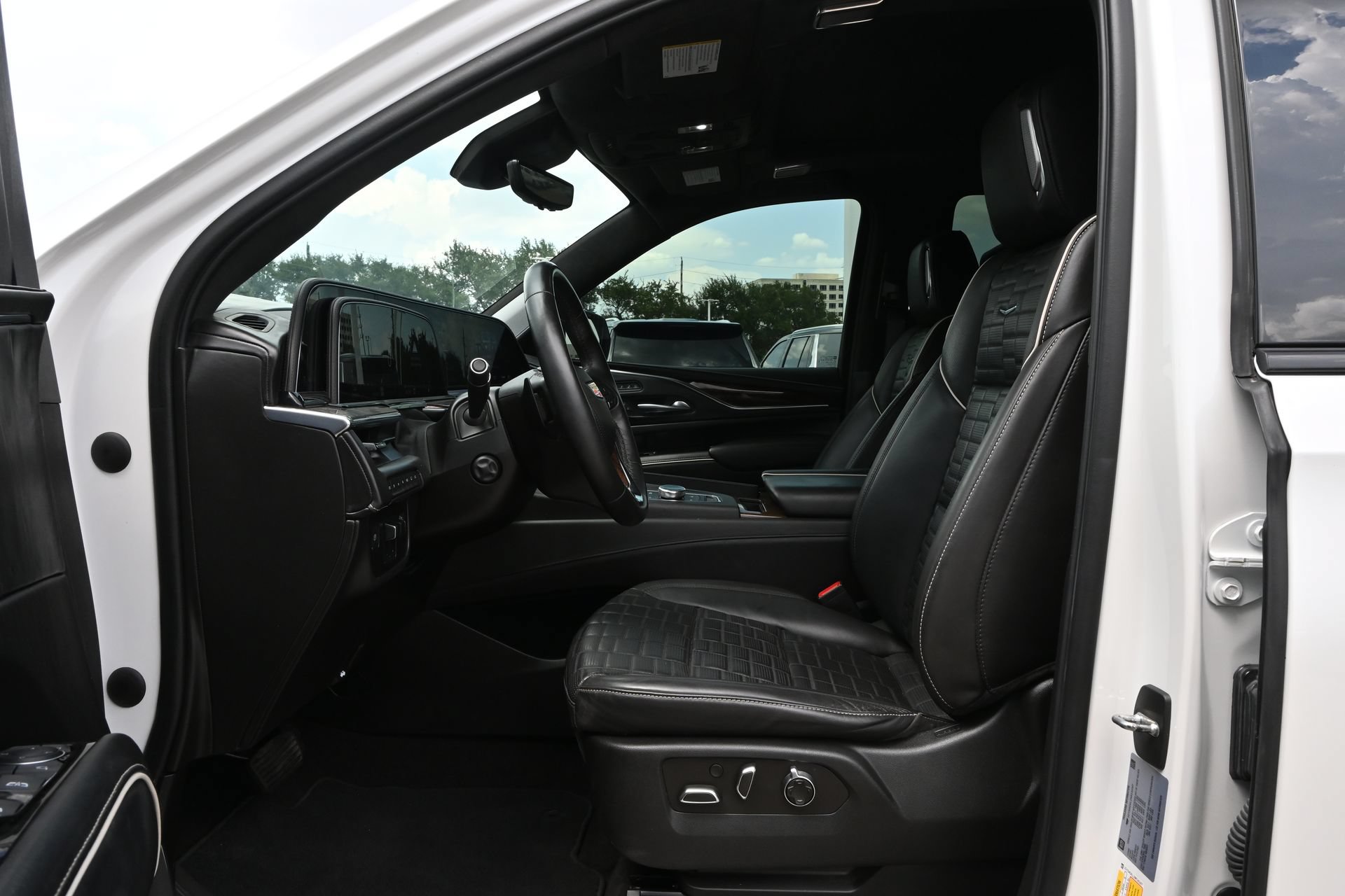 Used 2022 Cadillac Escalade Sport Platinum w/ LPO, ONYX Package AWD/4WD image 17