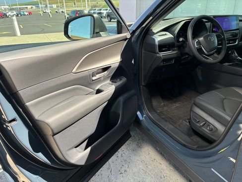 New 2026 Toyota Grand Highlander XLE image 9